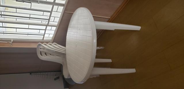Mesa de plastico com 4 cadeiras