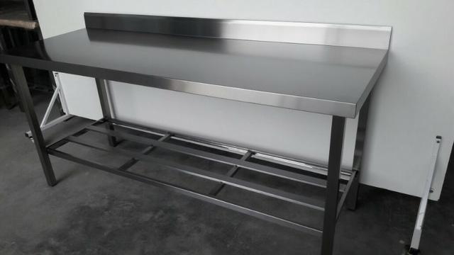 Mesa inox industrial com prateleira gradeada e espelho de parede