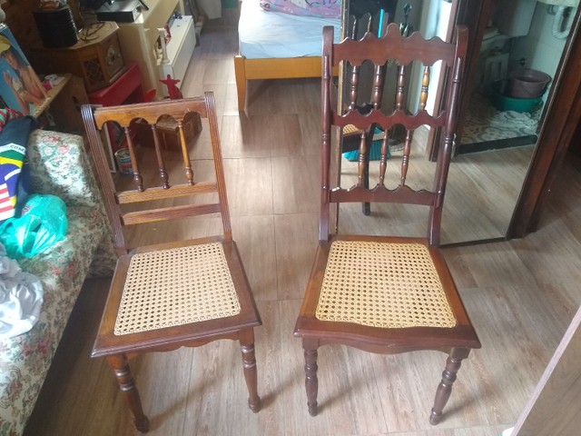 2 cadeiras de madeira estilo vintage