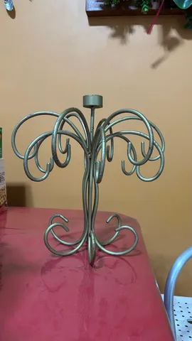 Castiçal de ferro dourado