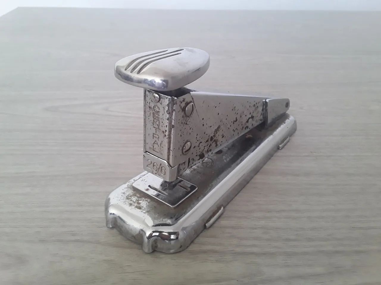 Antigo Grampeador Cromado