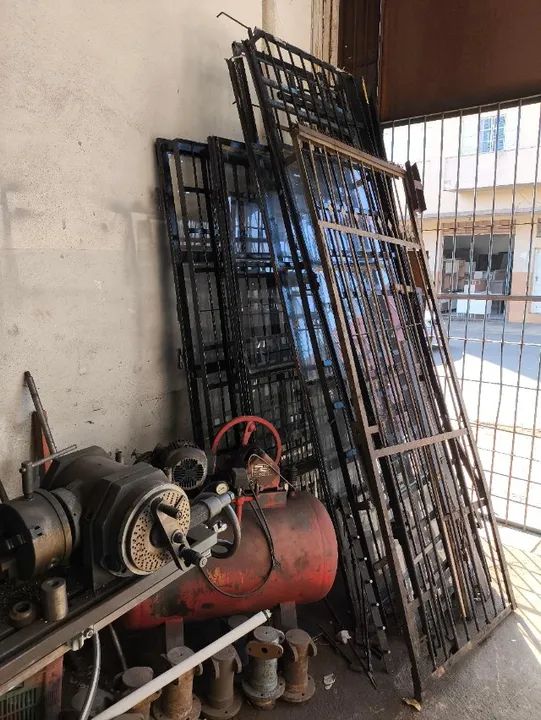 Porta,grade reforçada com vidro.
