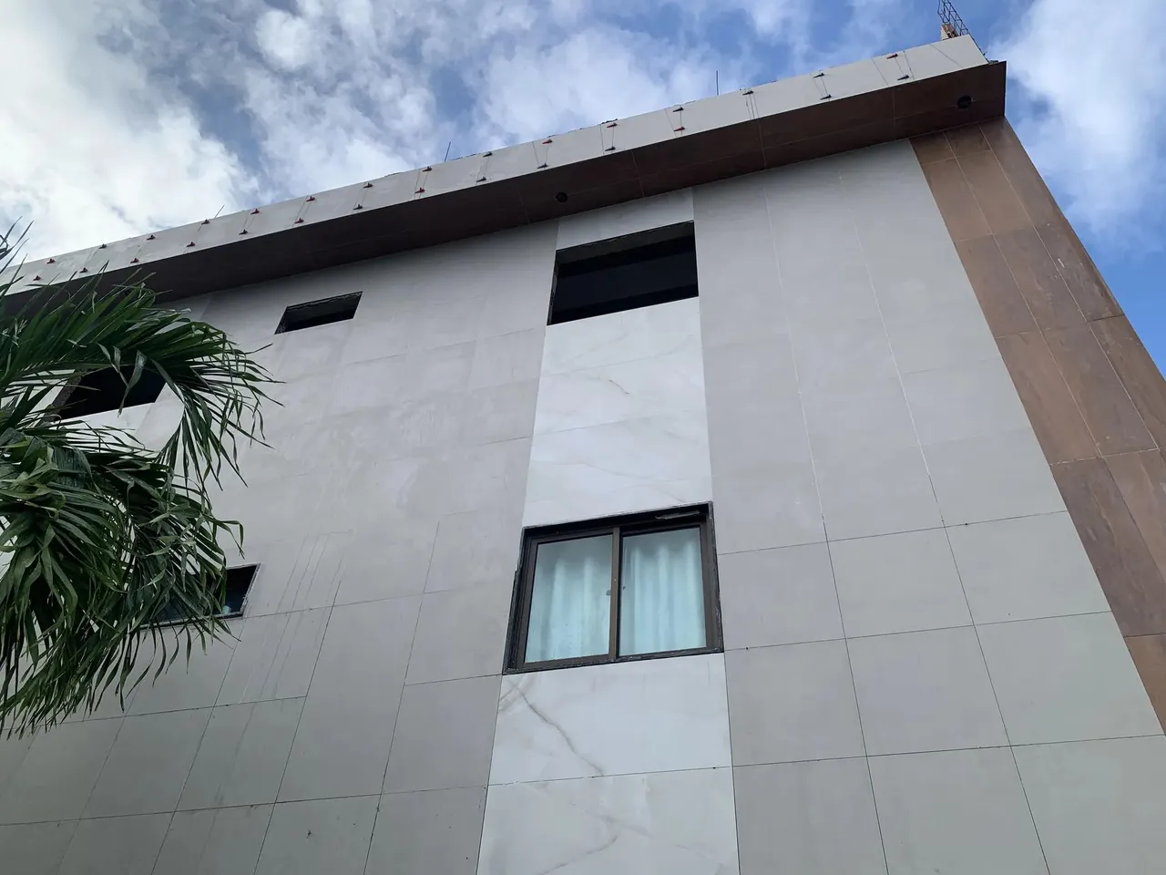 Prédio c/ 21 APTs Tipo Studios MOBILIADOS e Alugados na Quadra do Mar. ATENÇÃO INVESTIDOR!