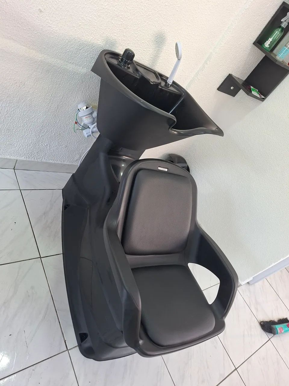 Lavatório, cadeira, mesa manicure, expositor de esmalte, carrinho auxiliar, bebedouro 