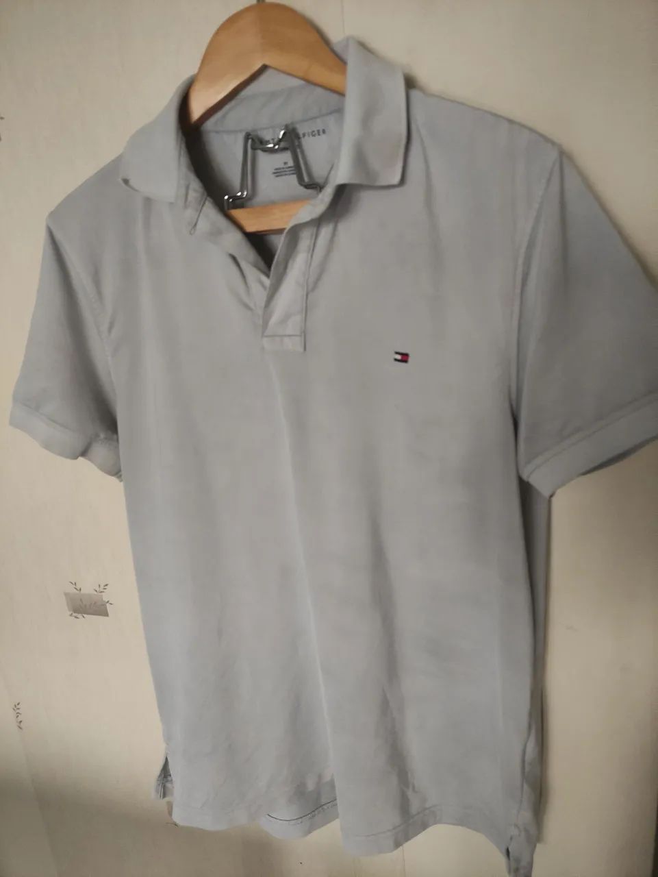 TOMMY HILFIGER PERFORMANCE POLO TAM M 45,00<br>CINZA <br>ALTURA 74CM<br>LARGURA 62CM<br>OMBRO 50CM