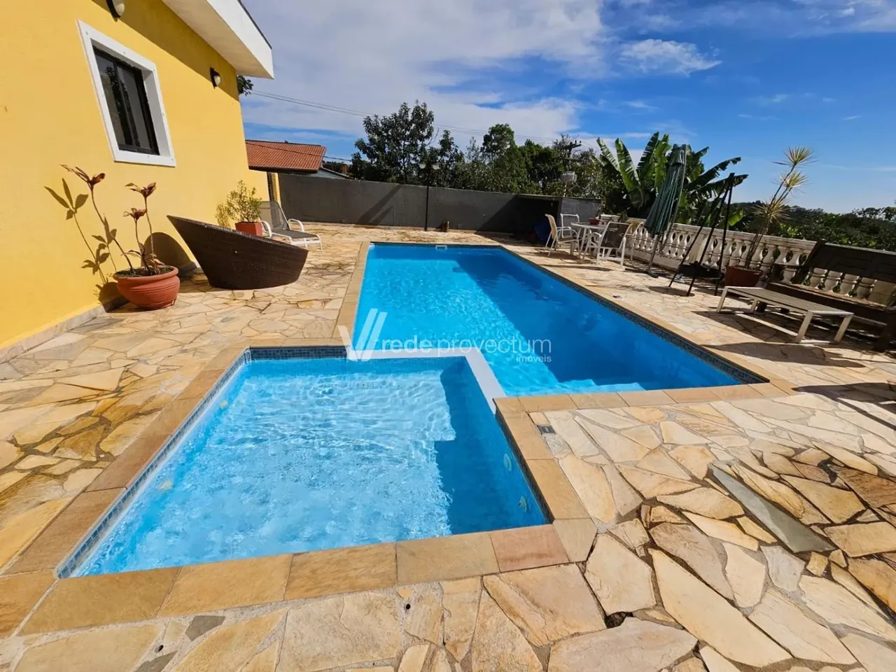 Casa Térrea à Venda no Condomínio Clube de Campo Valinhos 5 Suítes e Lazer Completo