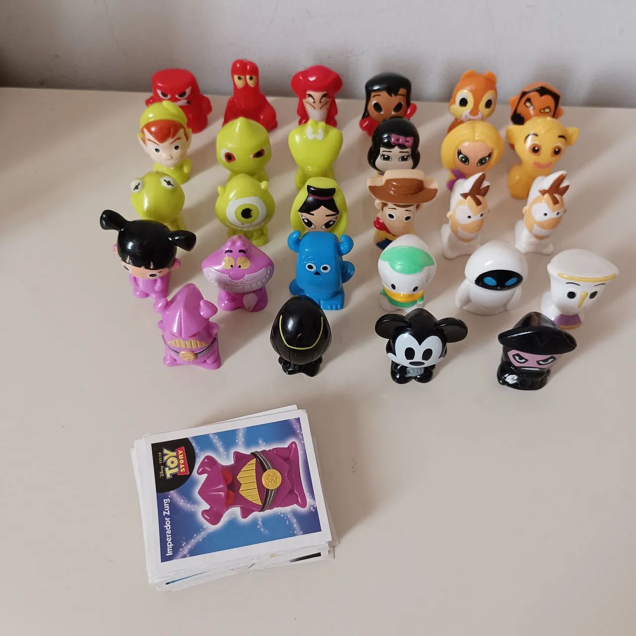 Coleção de gogos com figurinhas 