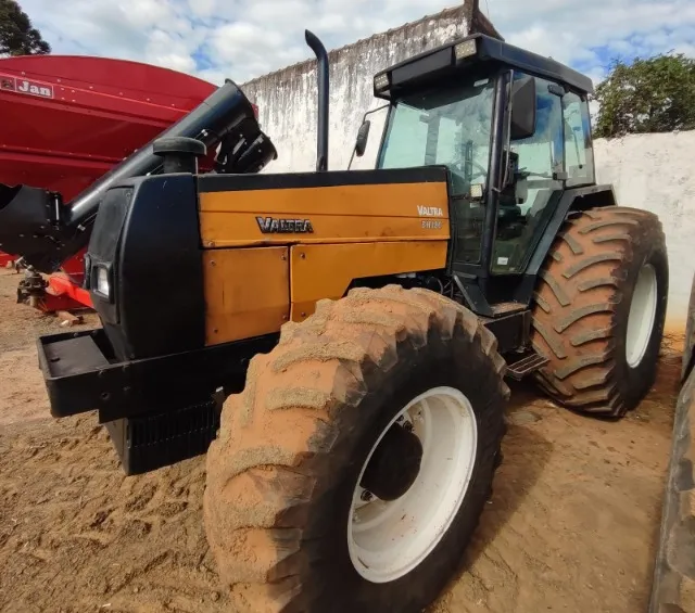 Trator Valtra - BH180, Cabinado. Fabricação 2008
