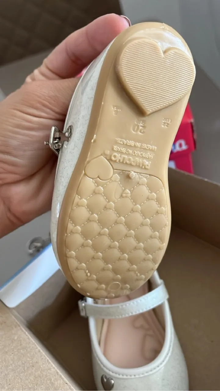 Sapatilha Infantil Branca com Detalhes de Coração