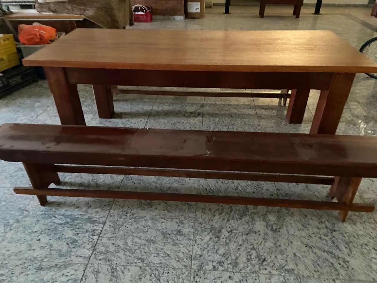 Mesa de madeira maciça com banco