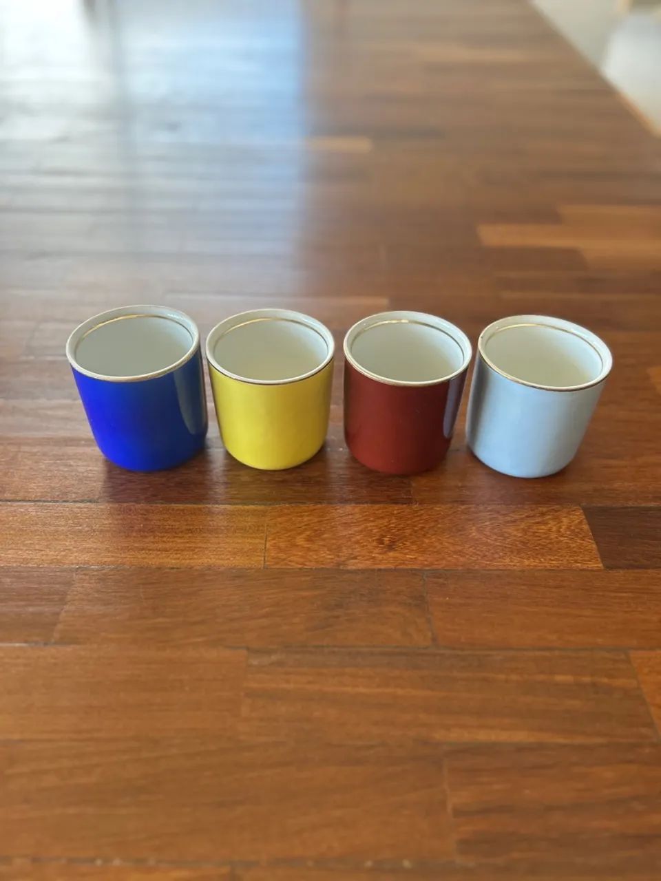 Conjunto com 4 copinhos coloridos porcelana Mauá - vintage