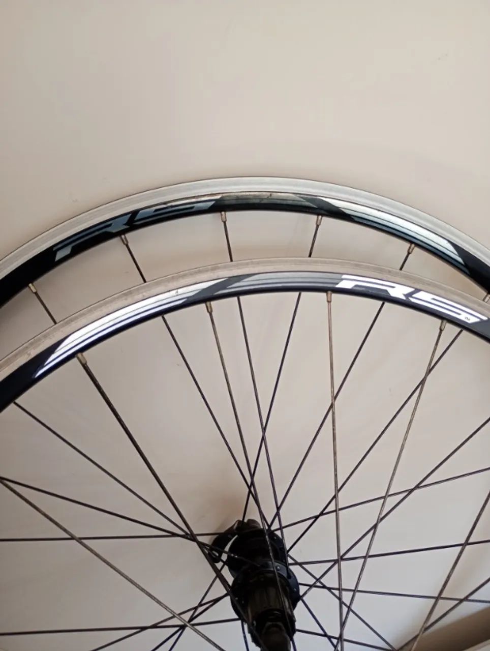   Rodas Speed Shimano RS010 (novinhas, com cubo road e freios Ferradura) - Foto 5