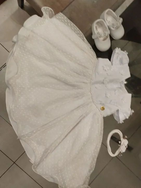 Vestido, sapato e laço brancos para batizado.