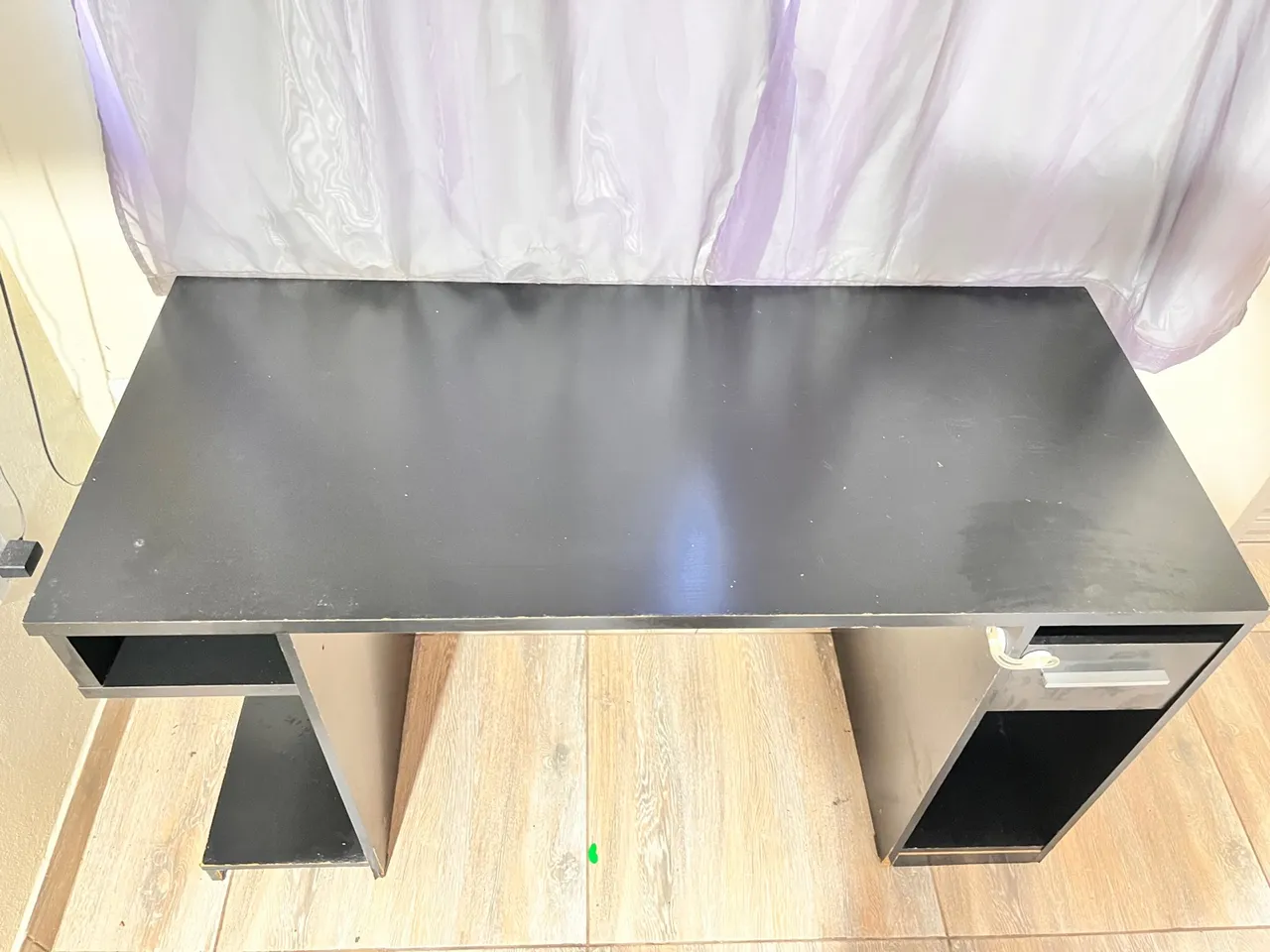 Mesa de Escritório Preta com Gaveta