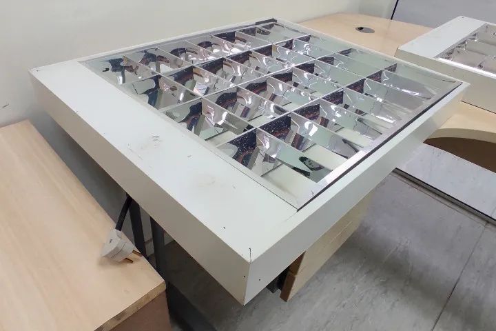 Lote com 25 luminárias de sobrepor para 4 lâmpadas tubulares de 60 cm (usadas).