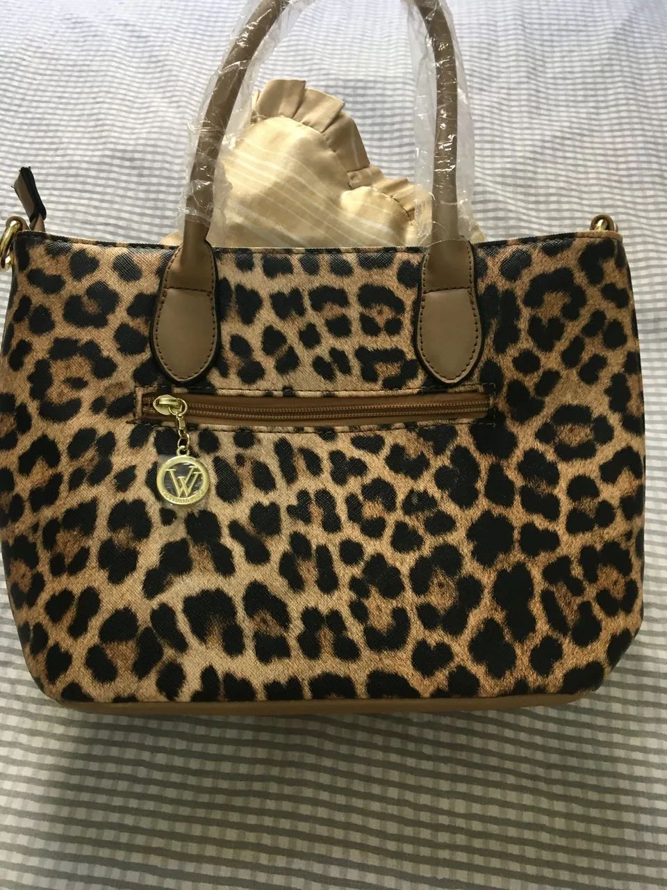 Vendo bolsa oncinha nova,tamanho médio de couro linda! - Foto 3