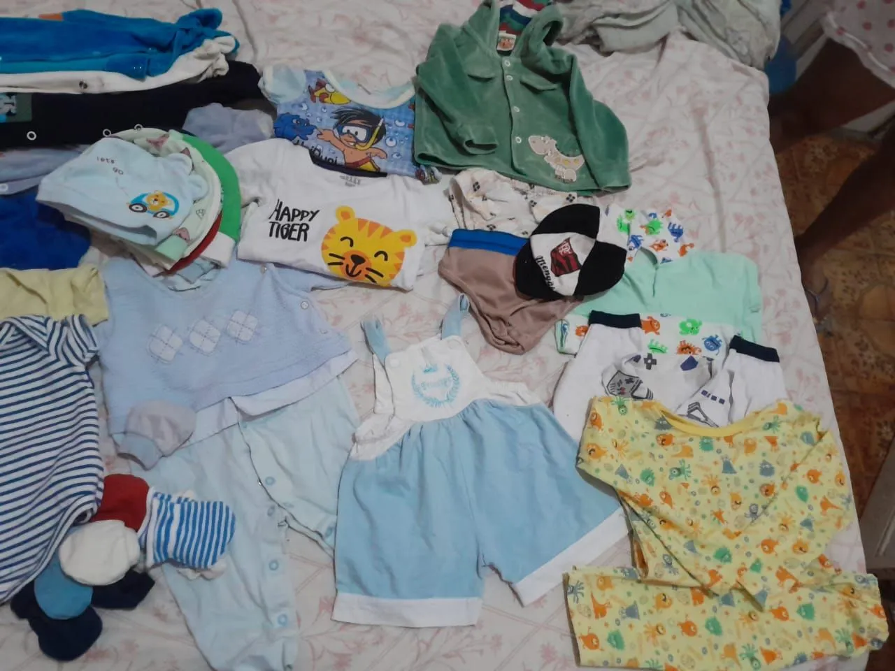 Lote de roupas de bebê