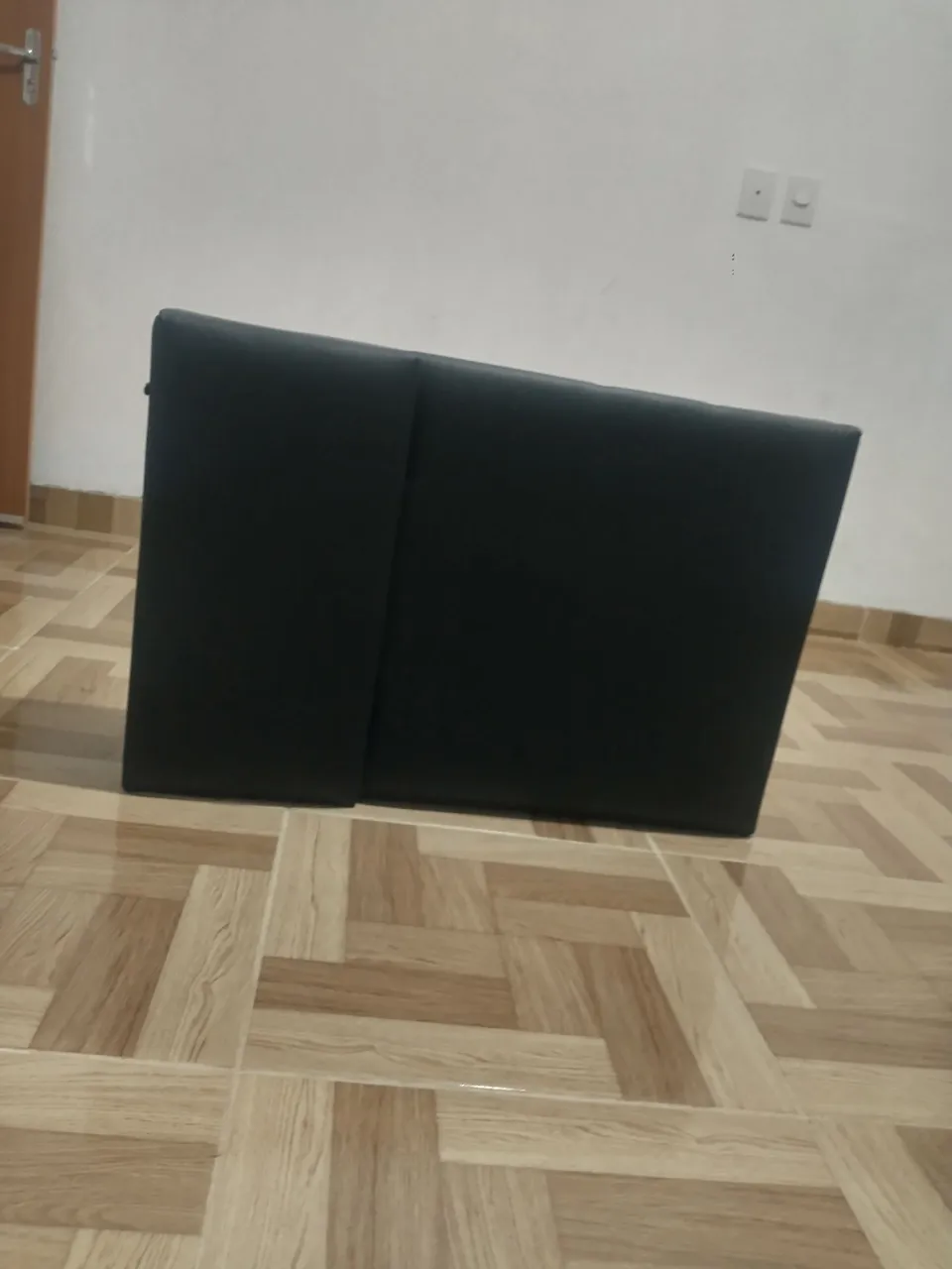 Maca preta dobrável e escada de um degrau