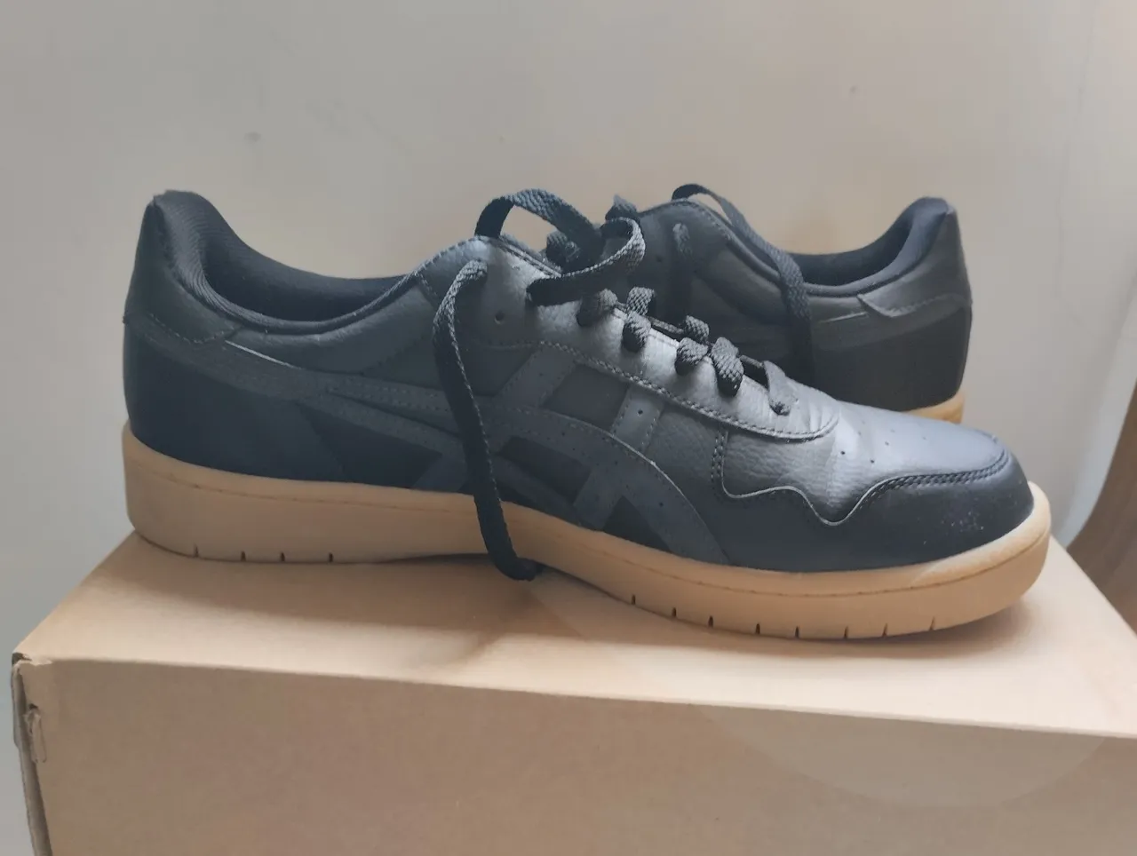 Tênis Asics Preto com Sola Bege