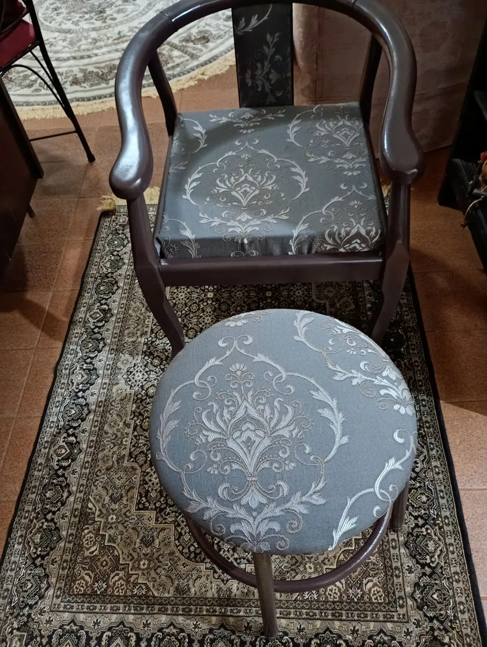 Conjunto de Cadeira e Banqueta Decorativas