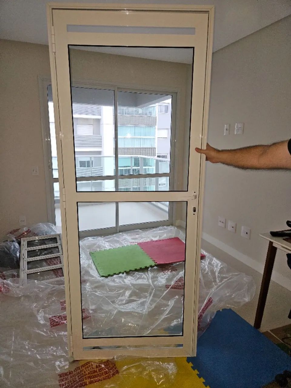 White aluminum frame door64300206066946120