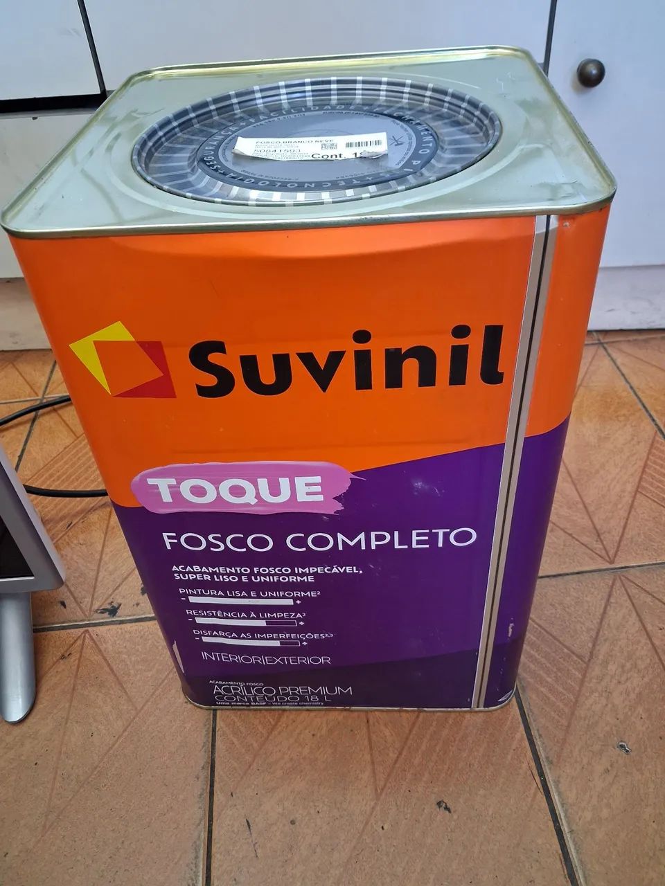 Lata de tinta suvinil branca