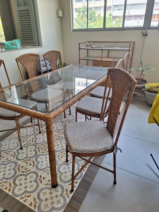 Mesa de jantar grande de vime e vidro com 6 cadeiras