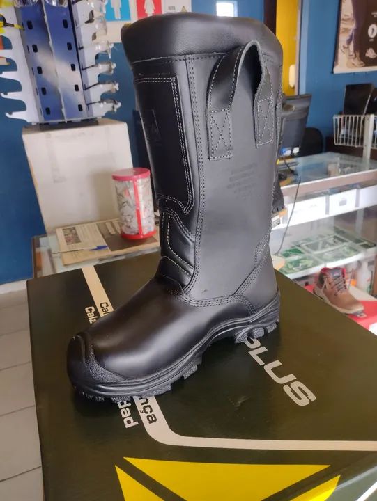 Bota de Segurança - Tamanho verificar disponibilidade do número  - Foto 2