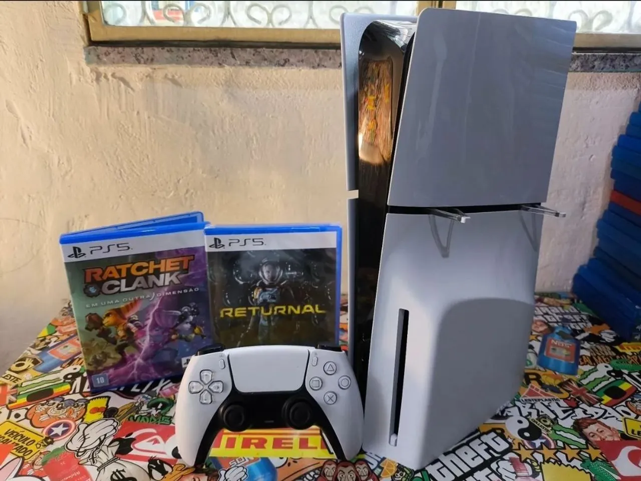 PS5 SLIM MIDIA FISICA POUCO TEMPO DE USO COM 1 CONTROLE E 2 JOGOS . APARELHO IMPECÁVEL.
