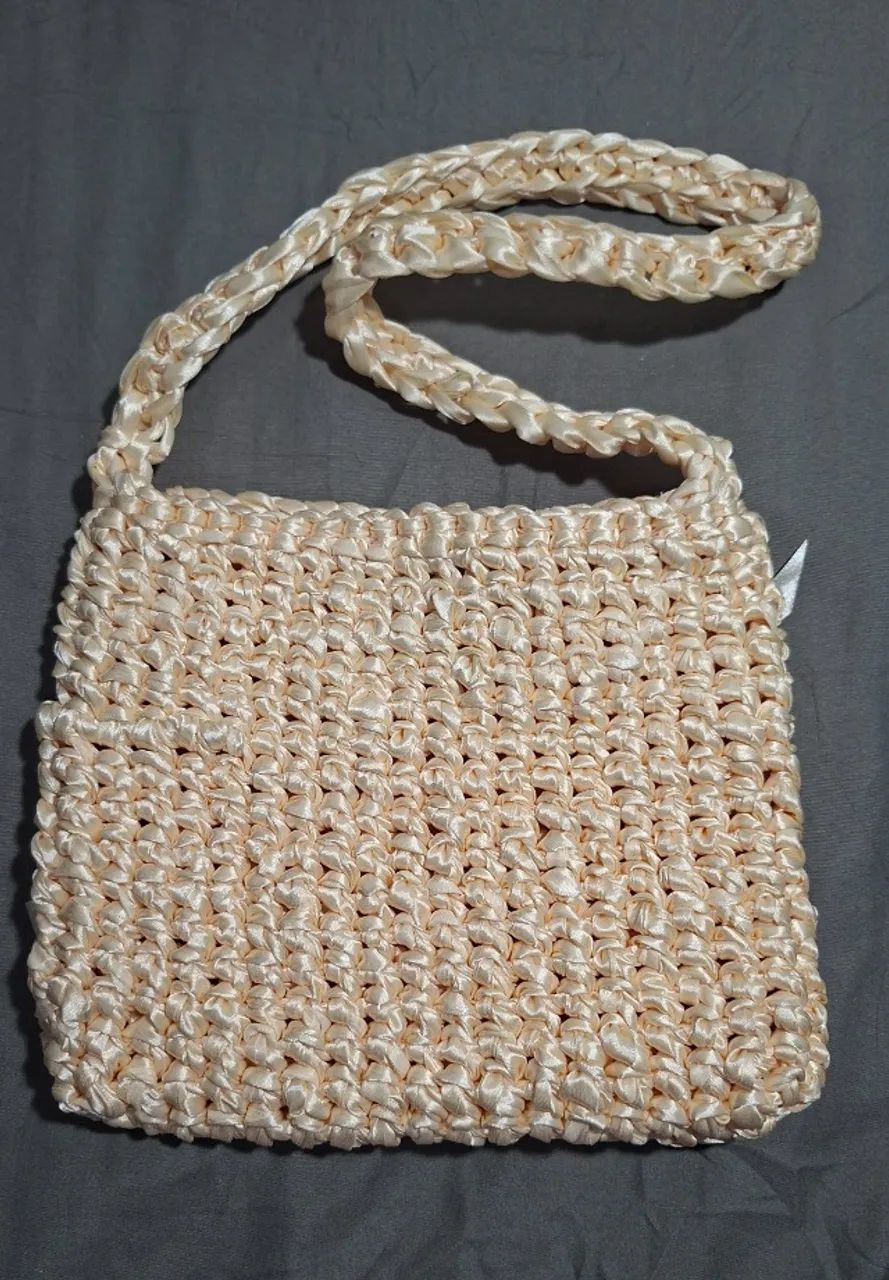 Bolsa de crochê em fita de cetim - Foto 4
