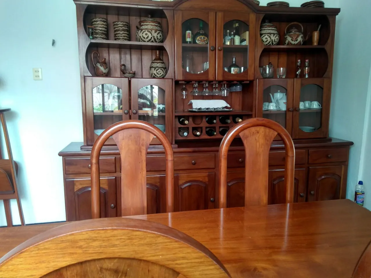 Sala de jantar e armário
