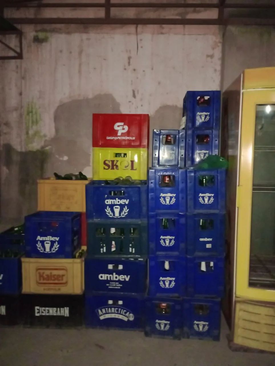 Vendo engradados de cerveja litrão ou 600