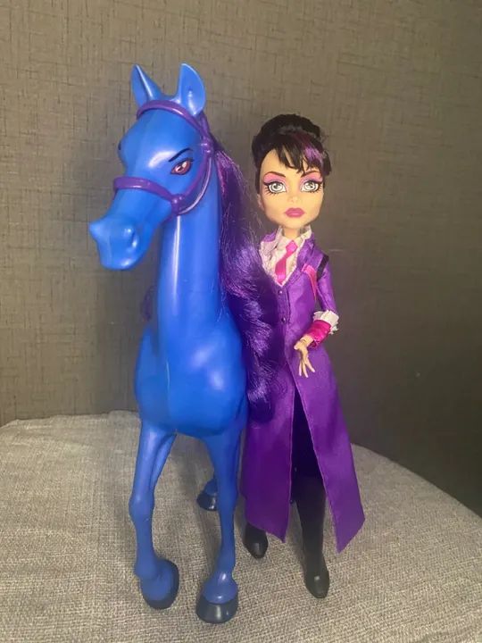 Boneca Monster High - Diretora sem cabeça com Cavalo - Foto 5