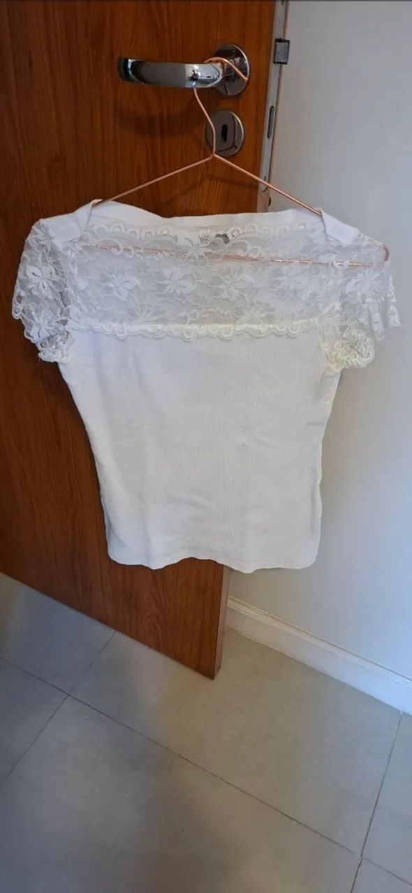 Camiseta branca com mangas de renda - Foto 5