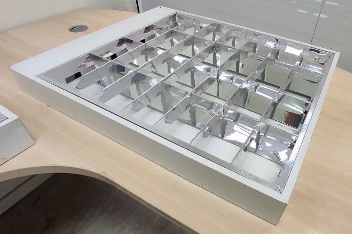 Lote com 25 luminárias de sobrepor para 4 lâmpadas tubulares de 60 cm (usadas). - Foto 5