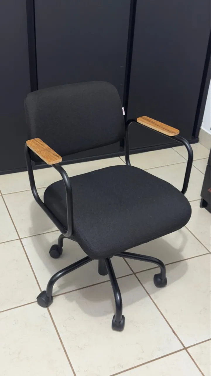 Cadeira Home Office Estofada Retrô Clássica - Cor Preta | Semi Nova