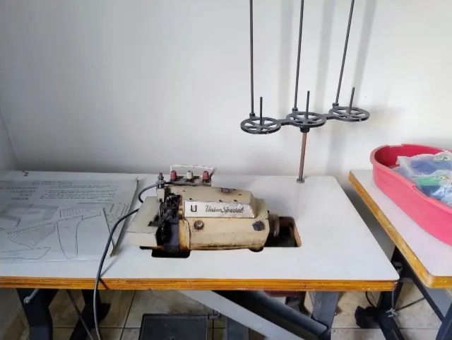 Máquinas de costura , são duas máquinas , uma Reta e uma Overloque, estão funcionando .