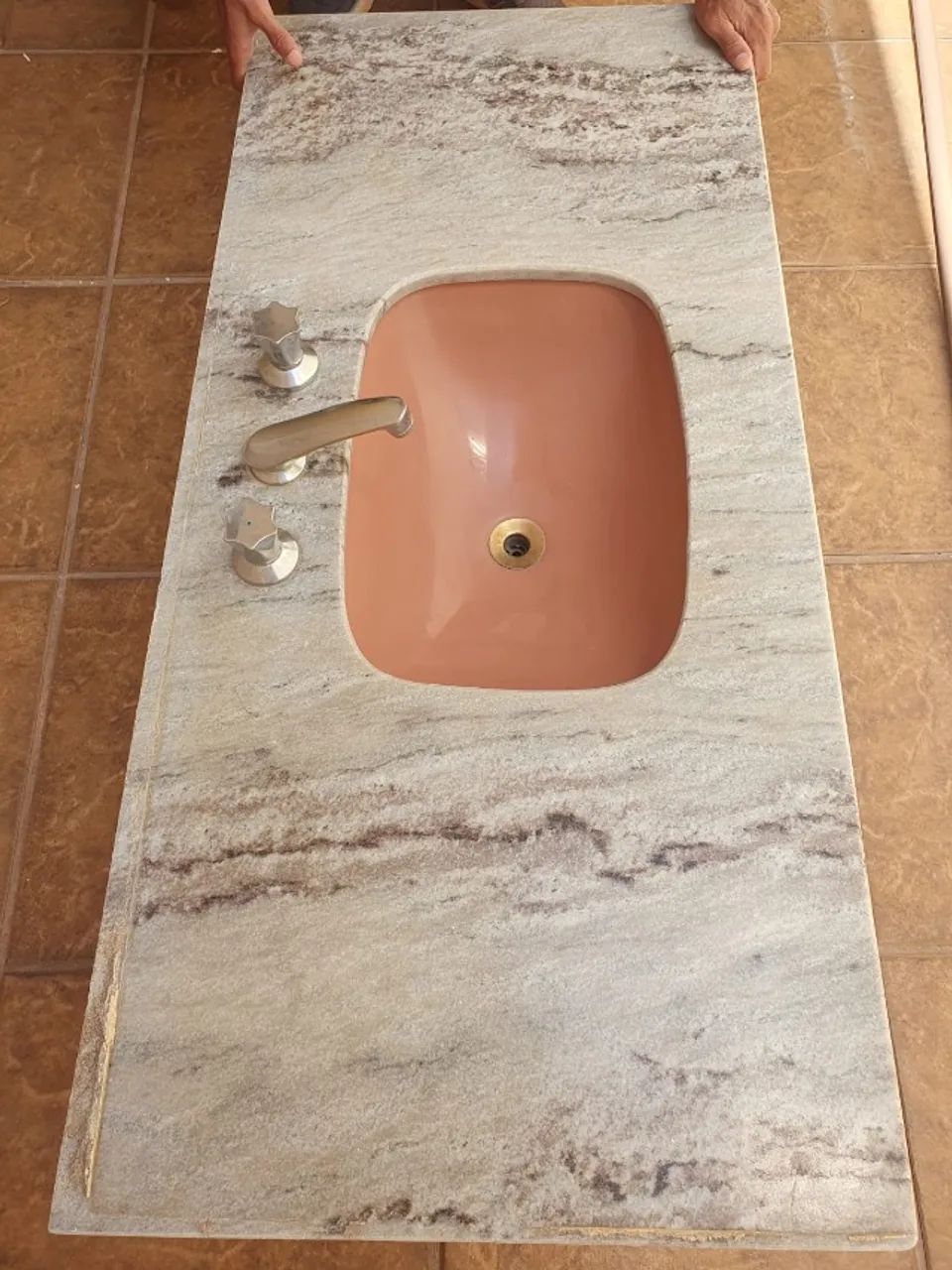 Pia de mármore com torneiras Celite - Foto 2