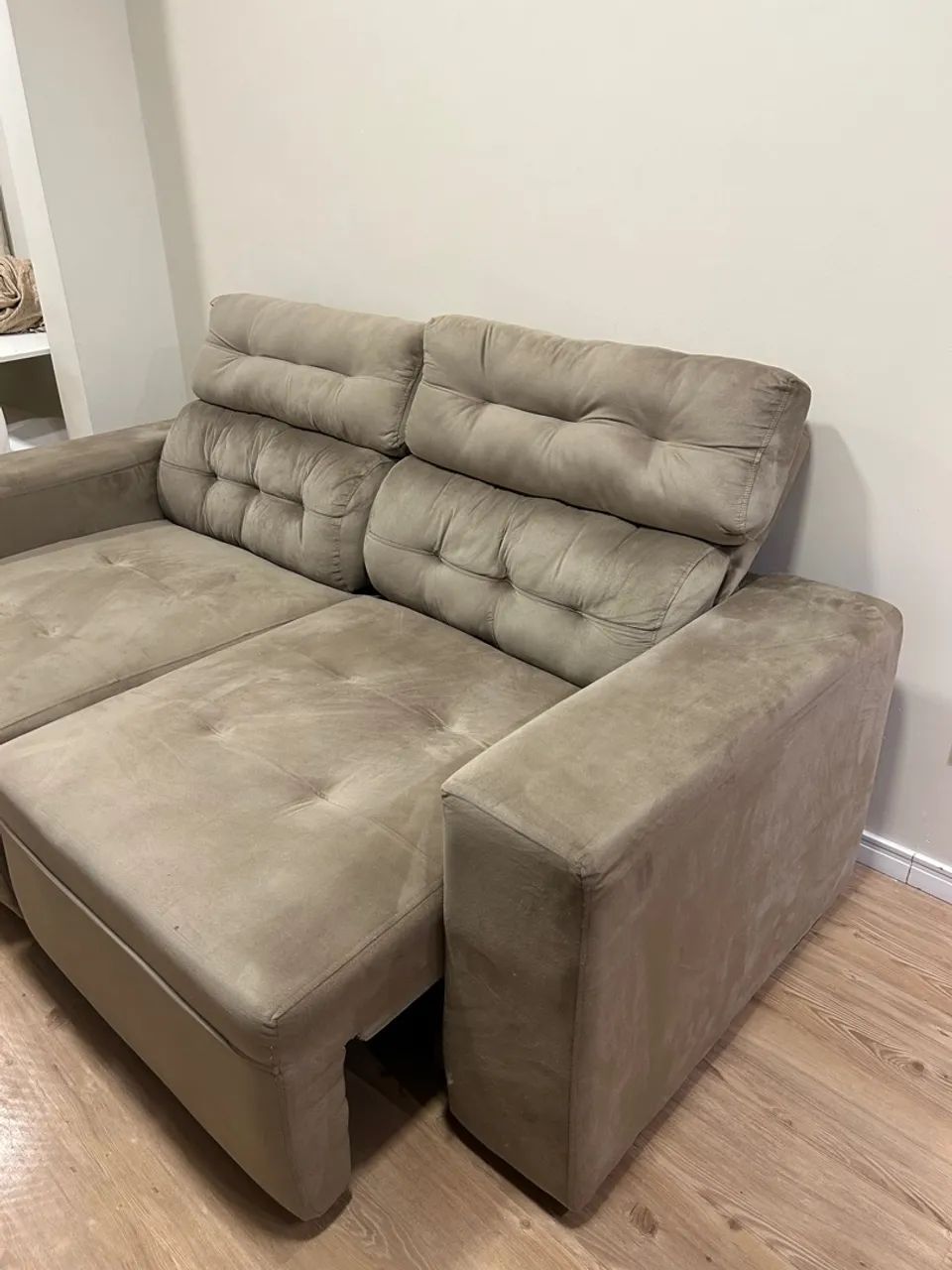 SOFÁ RETRÁTIL E RECLINÁVEL SUEDE BEGE  - Foto 3