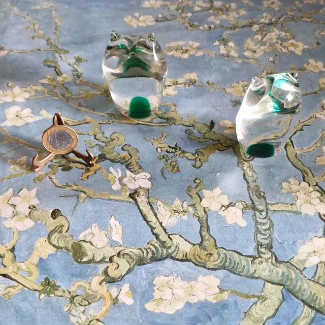 Conjunto de antigas esculturas de cristal incolor e verde de duas corujas 8 e 7 cm altura. - Foto 5