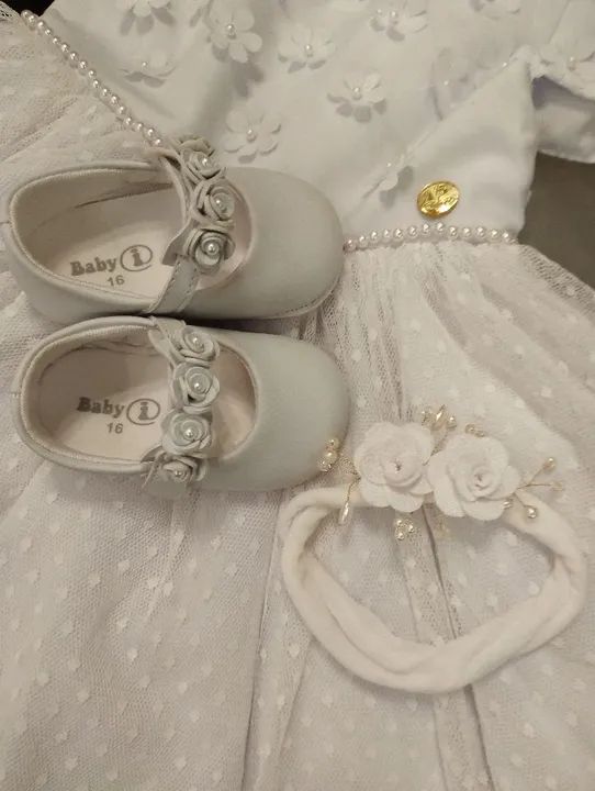 Vestido, sapato e laço brancos para batizado. - Foto 3