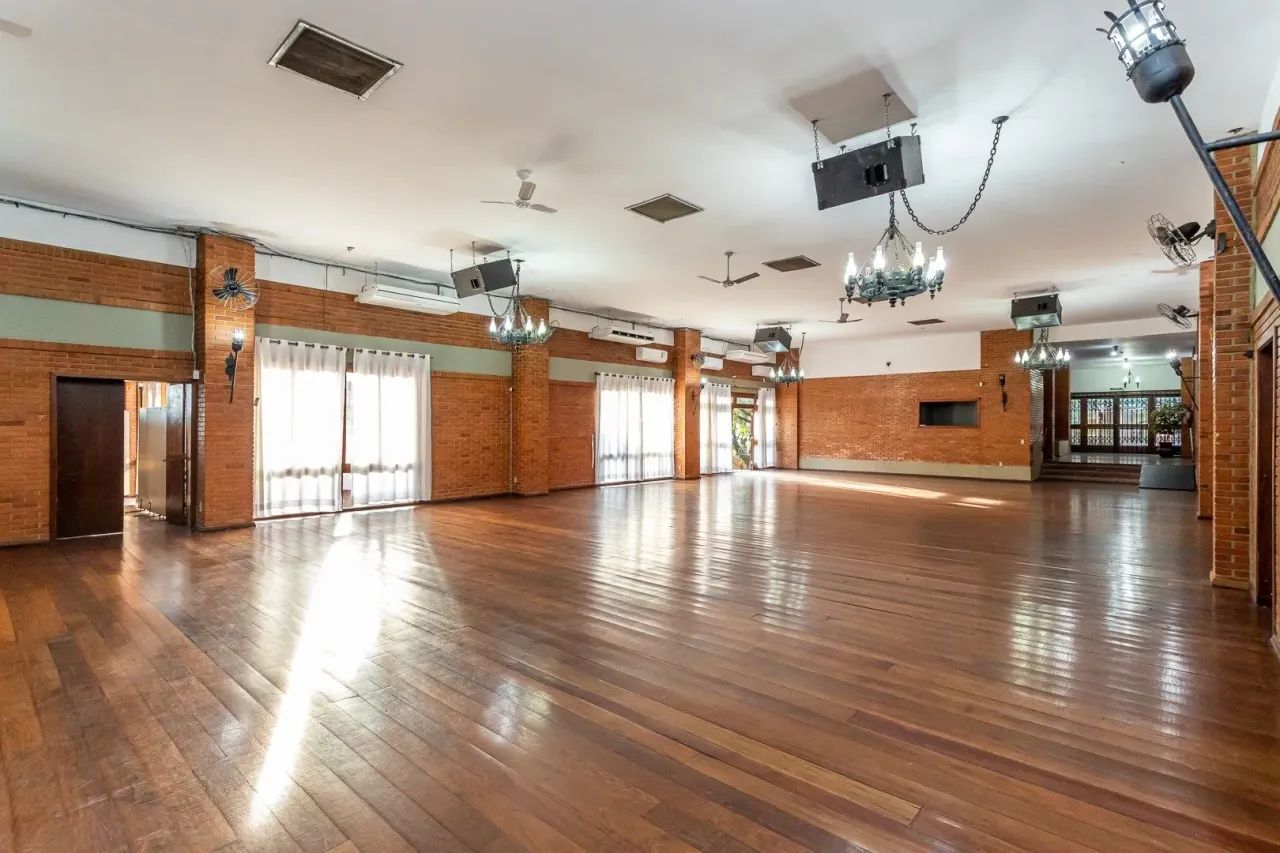 Venda de Prédio Comercial em Porto Alegre-RS, bairro Cristal com 481m² Área Const. e 4079m