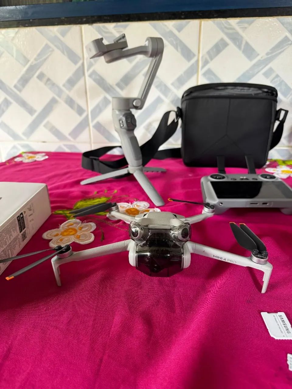 Drone DJI Mini 4 Pro Fly More Combo Plus + Estabilizador para smartphone + Acessórios