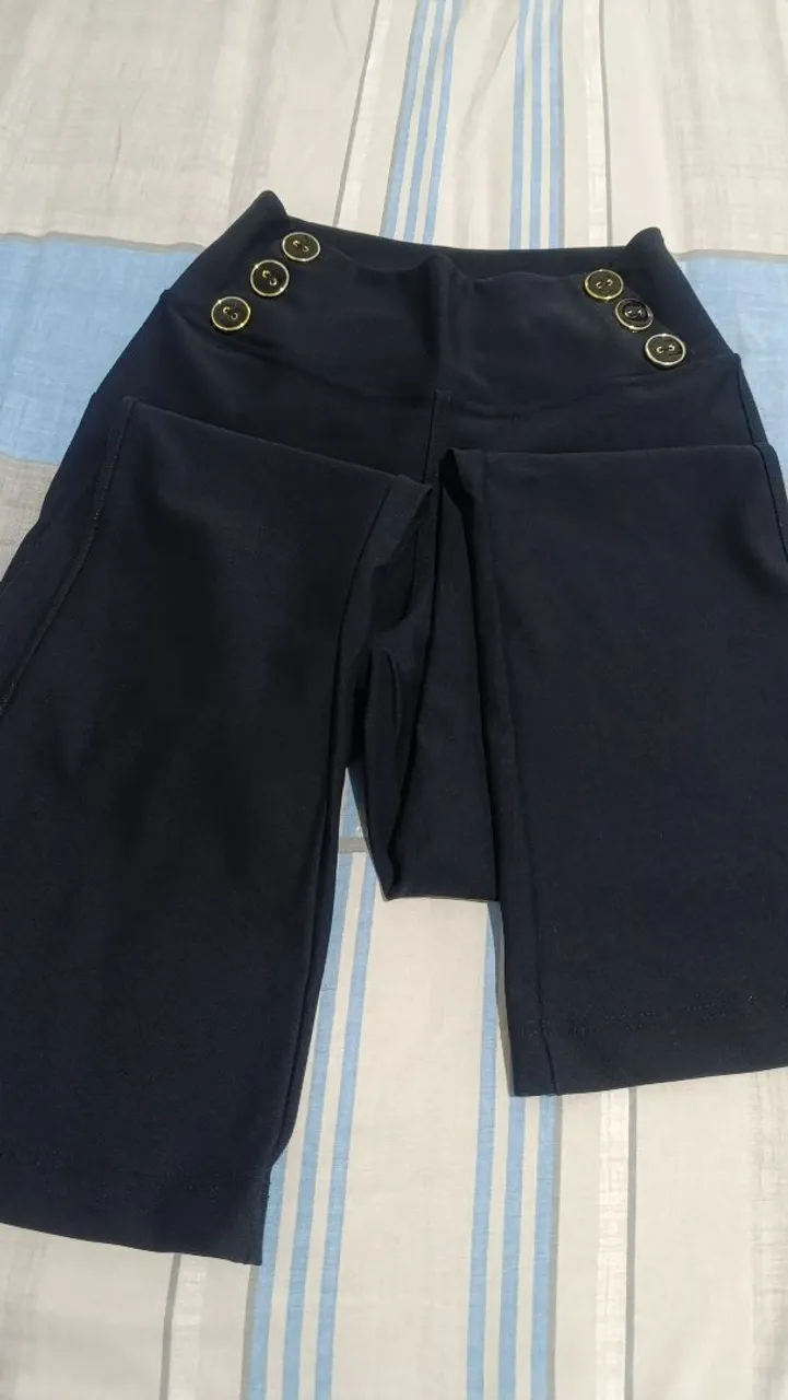 Calça social preta com botões dourados