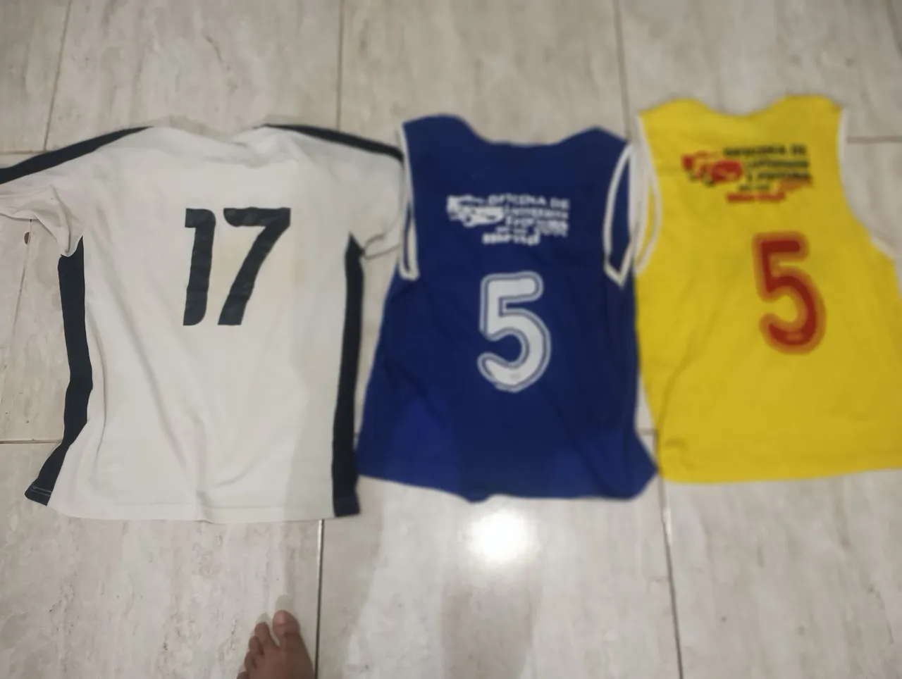 Camisas de Futebol - Números 5 e 17 quatro amarela quatro azul e cinco da Branca