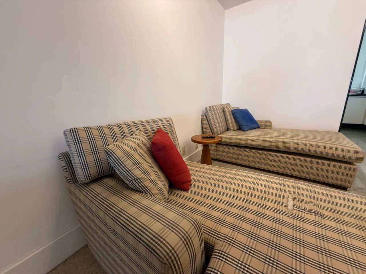 02 Sofás Chaise (precisa de reforma no tecido) - Foto 2