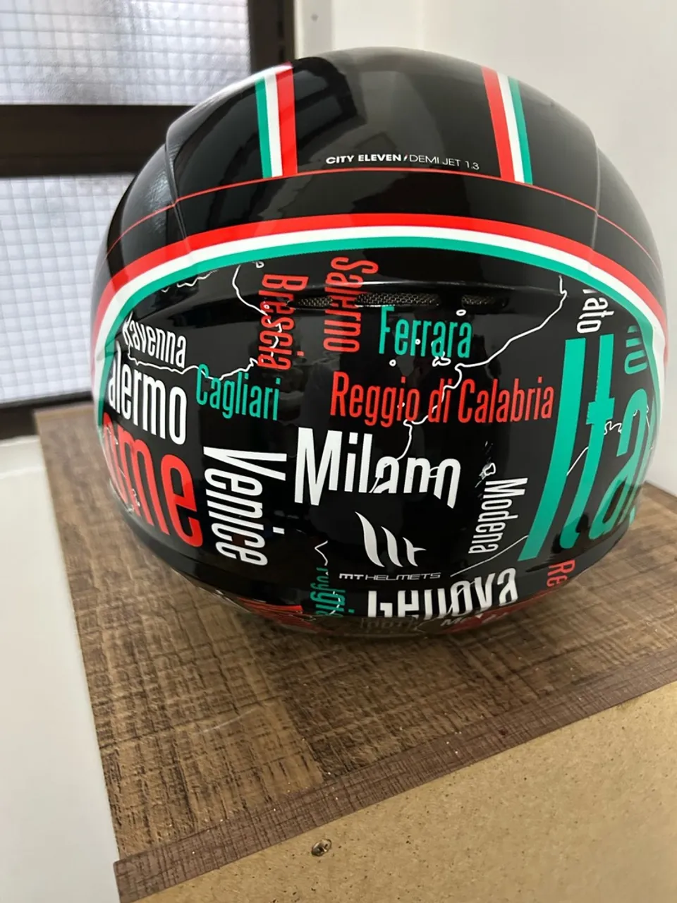 Capacete MT Helmets City Eleven Demi Jet 1.3 com design Itália