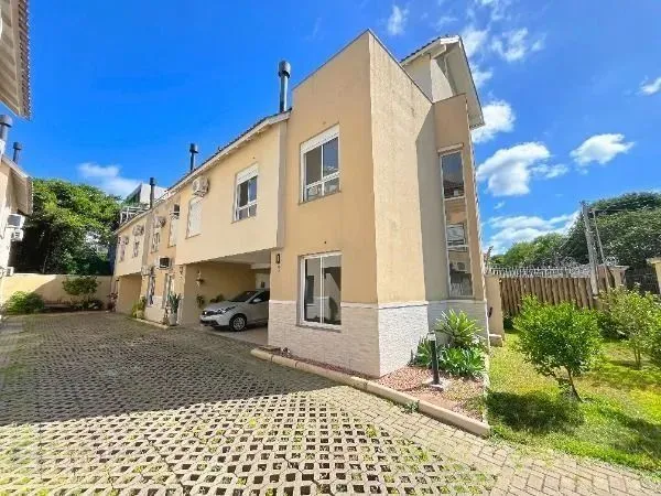 Casa Condominio em Porto Alegre, no bairro Ipanema, com 3 dormitório(s), e 3 banheiros, à