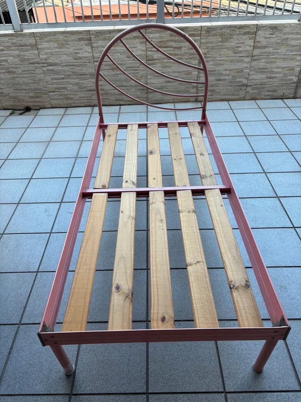 Cama + Extrado de Madeira Resistente