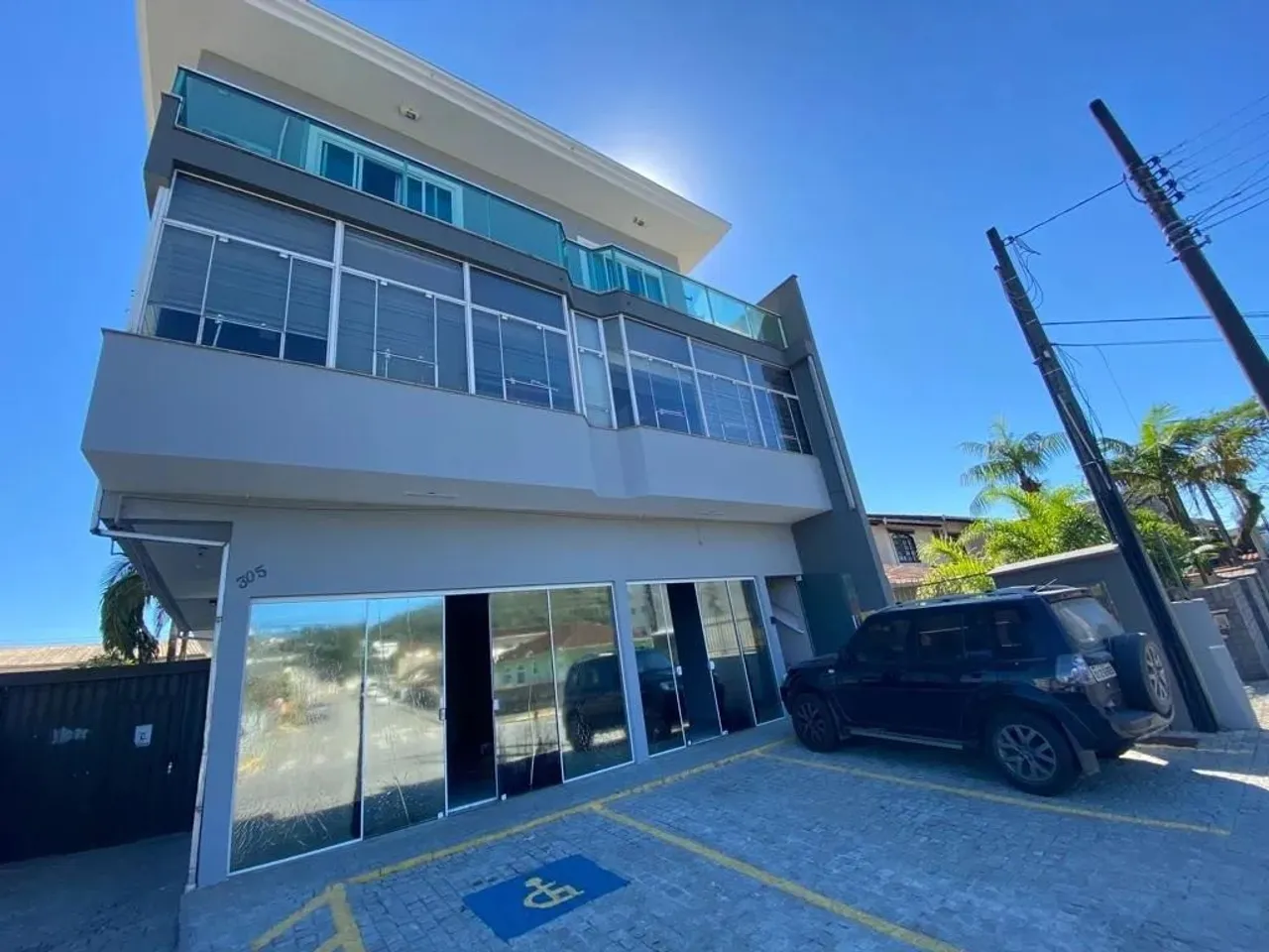 Ponto comercial à venda com duas salas comerciais e dois apartamentos, sendo um deles a co